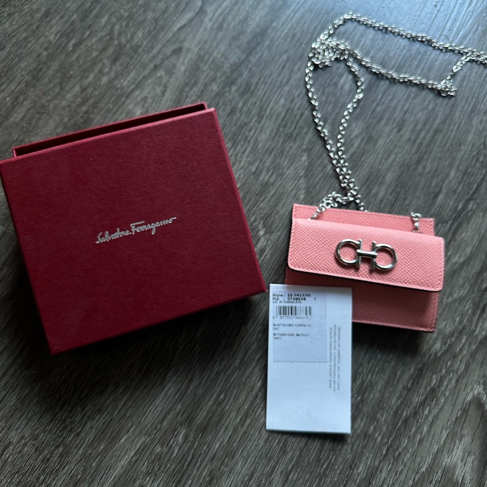 NWT AND BOX Ferragamo card holder on chain